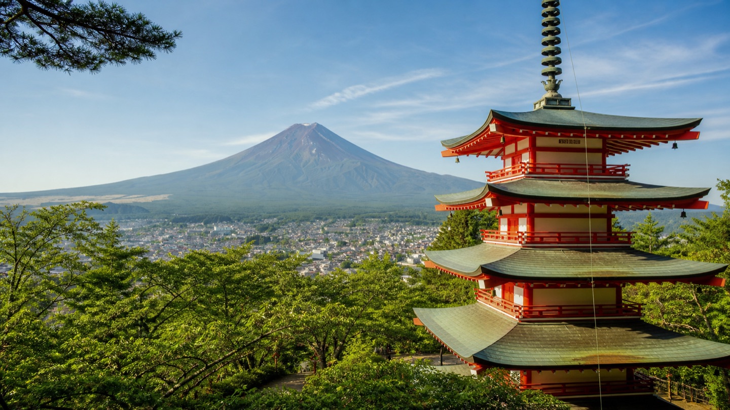 新倉山浅間公園の五重塔と夏の富士山